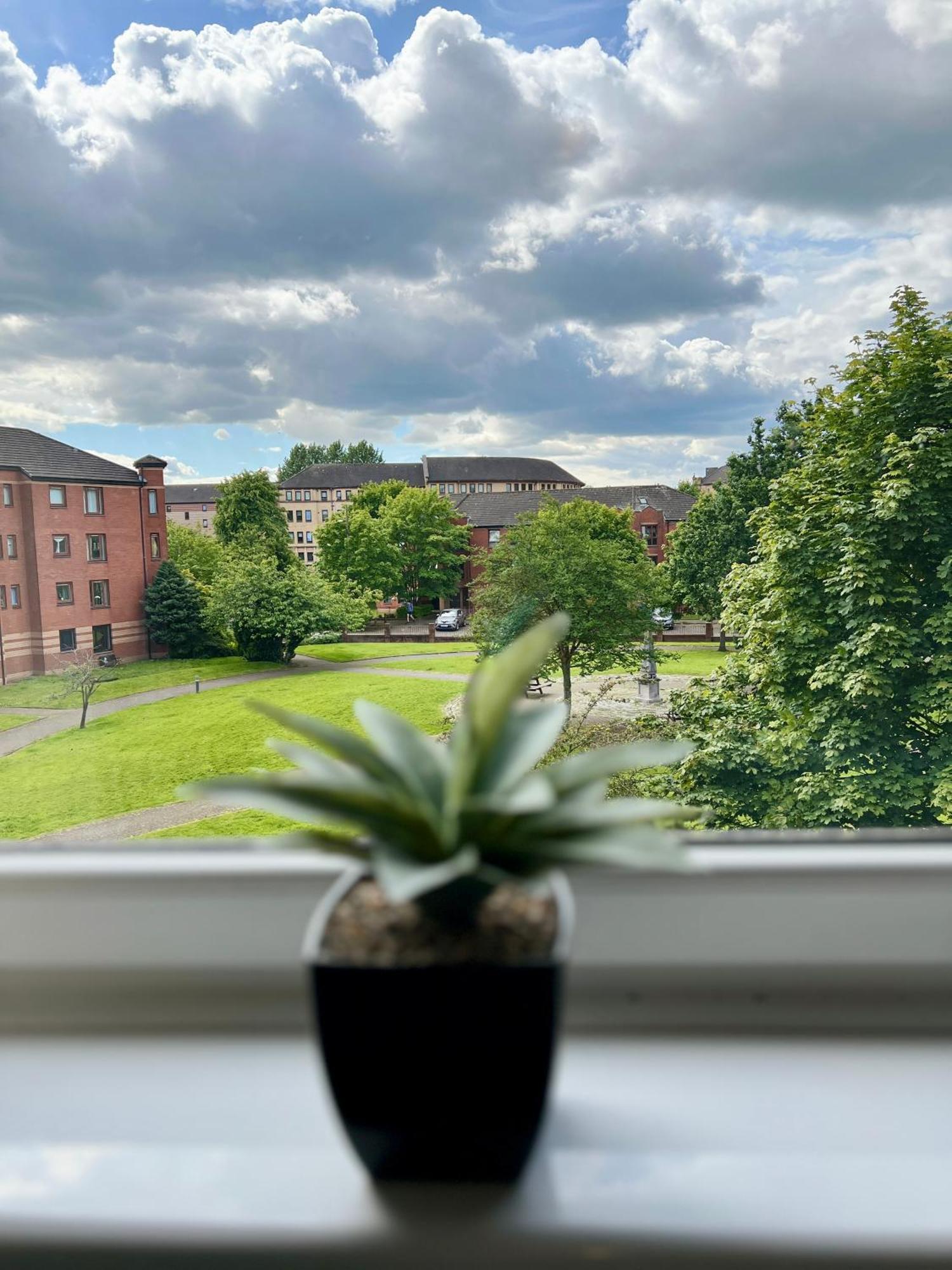Spacious 2 Bed-Flat In Glasgow City - Free Parking Buitenkant foto